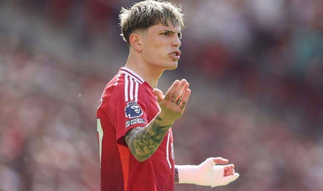 从曼联转会蓝桥，可他却仍没能证明：21岁的加纳乔被“个性伤害”