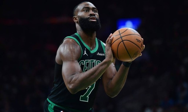 杰伦-布朗接受右膝关节镜手术 季后赛曾带伤出战