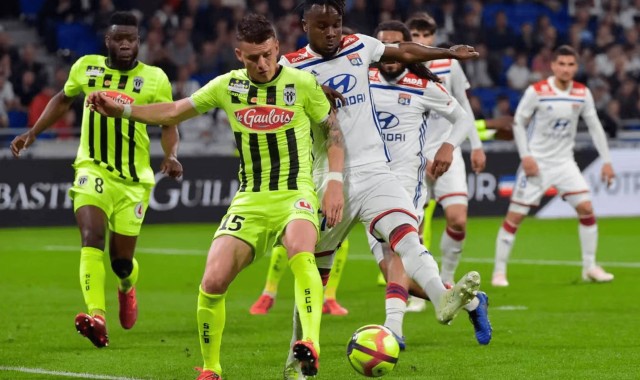 法甲焦点战：梅斯 VS 里昂，左路防线仅剩独苗！七连胜里昂的欧冠征途今夜遭遇最大危机？