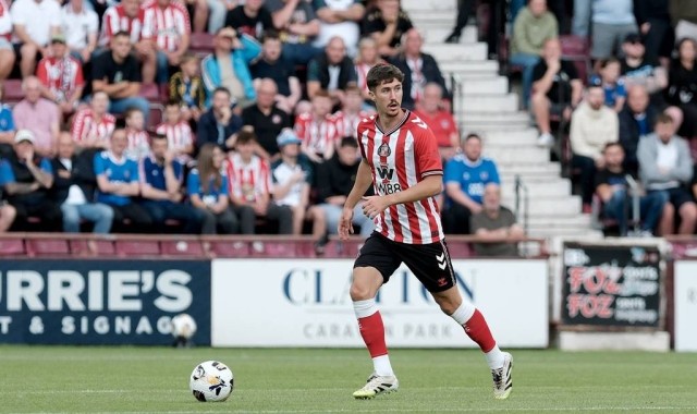 沃尔夫斯堡出价1000万镑求购桑德兰后卫特雷-休姆：德甲新星的崛起与市场动态分析