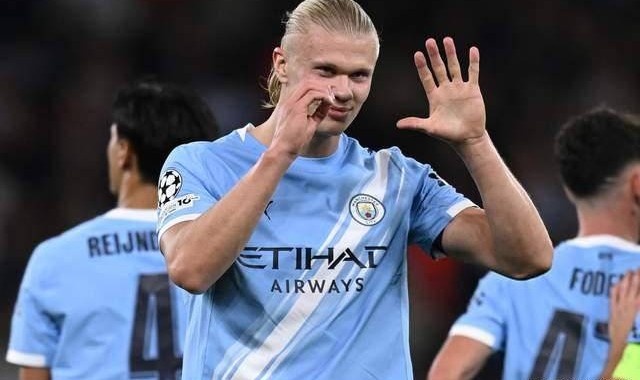 造红牌破纪录，哈兰德欧冠第一人！2-0那不勒斯，曼城宣战阿森纳