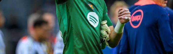 欧冠小组赛焦点：曼城与巴萨的战术博弈与球星对决