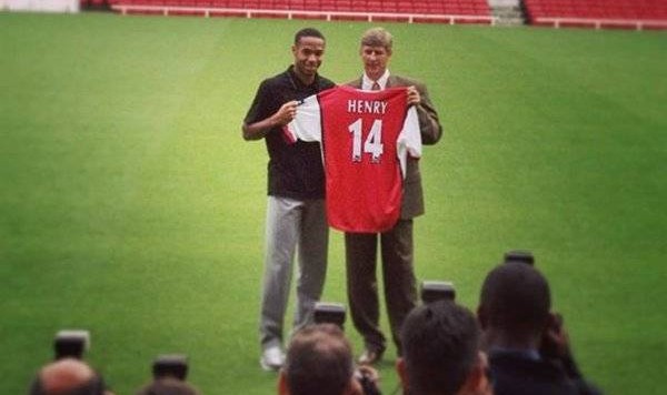 99年英超标王！亨利22岁时1610万加盟阿森纳，夺2个英超&amp;4个金靴