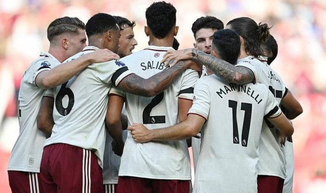 联赛杯狂欢夜！曼城阿森纳切尔西携手晋级，利物浦热刺爆冷被淘汰