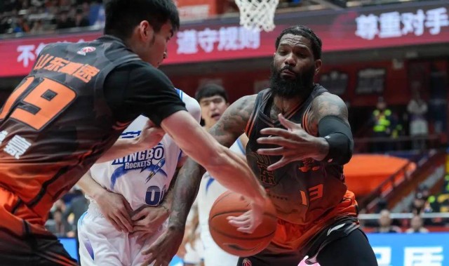 体坛午爆｜欧冠淘汰赛附加赛今晚抽签，山东男篮明晚迎战广州龙狮