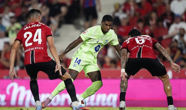 巴萨神锋西甲首秀就这？替补席都坐不稳的水平，巴萨买错人了