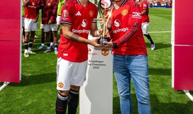 曼联1-1平点球捧双冠！德赫亚回家谢什科亮相，霍伊伦德缺阵预示转会